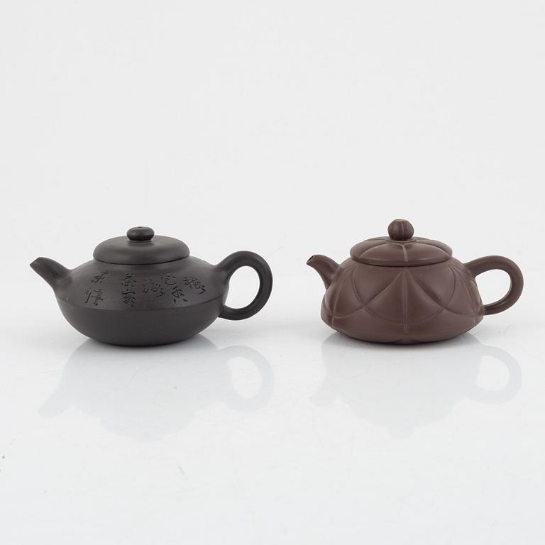 Two Chinese yixing teapots, 20th century.