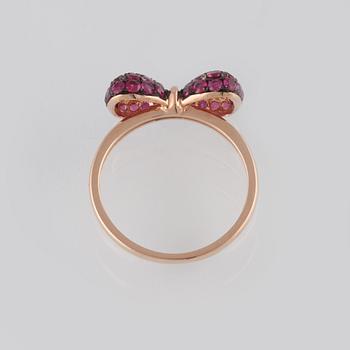 RING, 18K guld med fasettslipade rubiner ca 1.25 ct. Vikt 2,9 gram.