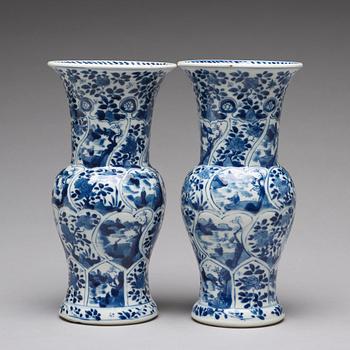 A pair of blue and white vases, Qing dynasty, Kangxi (1662-1722).