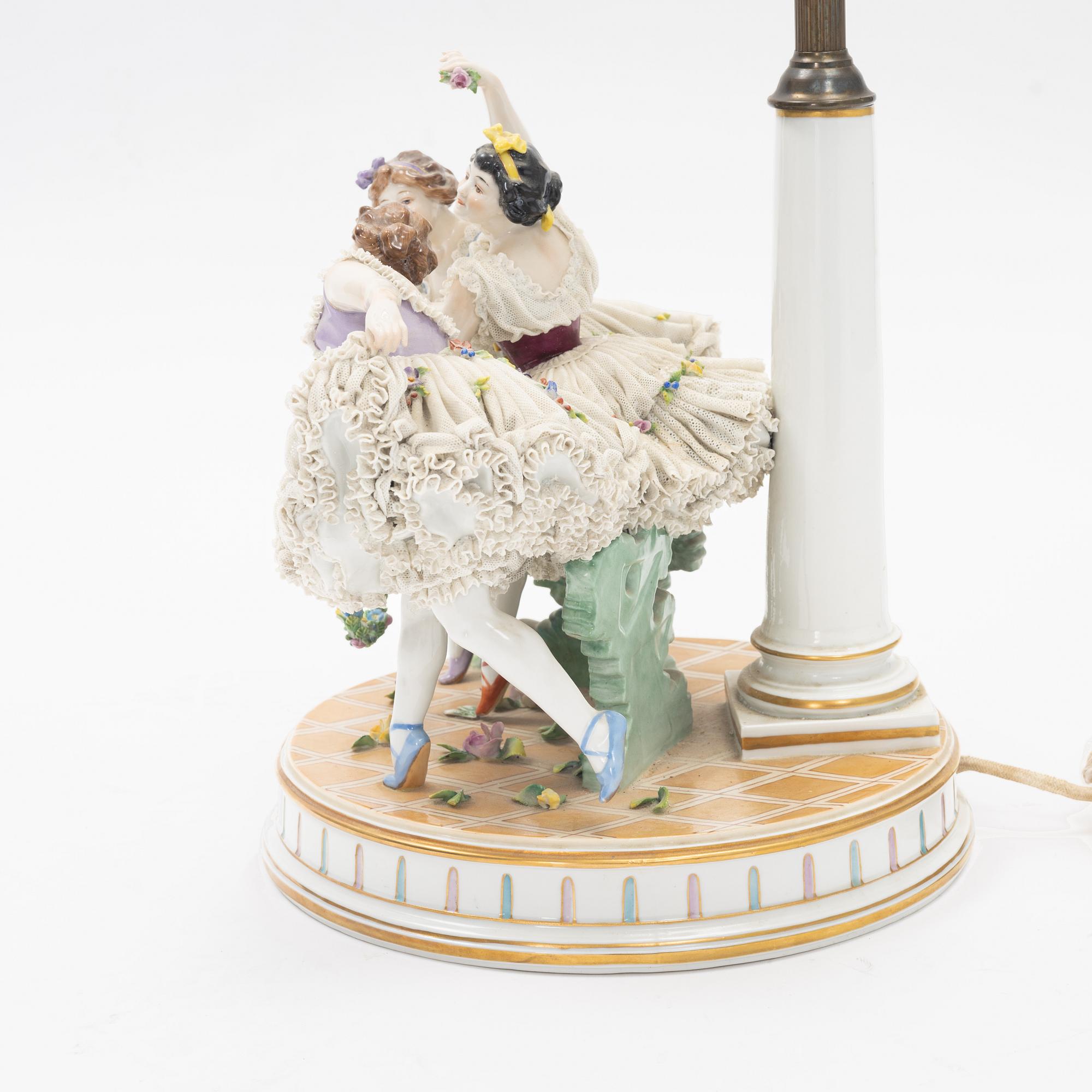 Bordslampa, porslin, tidigt 1900-talets första hälft.