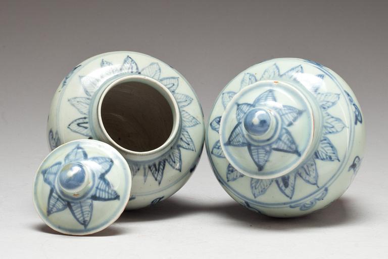 URNOR med LOCK, porslin, Ming-stil, 1900-tal.