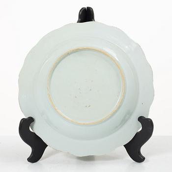 Tekanna, tallrik samt bojan, porslin, Kina, Qingdynastin, 1700-tal samt 1800-tal.