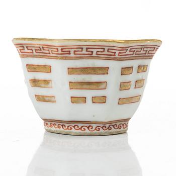 Skålar, tre stycken, samt litet blåvitt ytterfoder och lackask, porslin, Qingdynastin, 1800-tal.