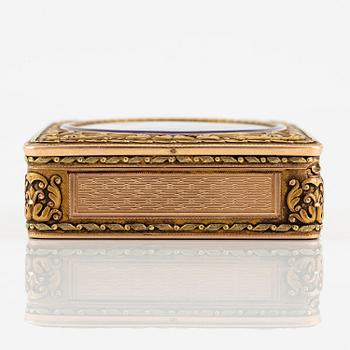 An early 19th century 14K gold box 'en deux couleurs' and enamel miniature, unmarked, possibly Switzerland.