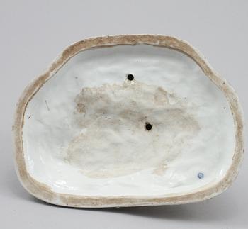 FIGURGRUPP, porslin, rokokostil, Höchst-liknande märke, omkring år 1900.
