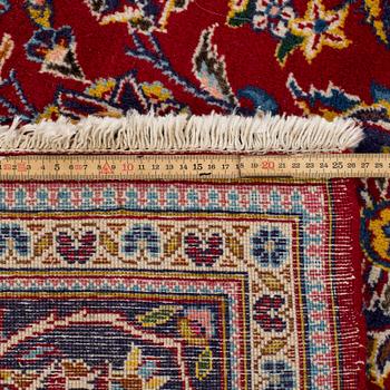 A carpet Kashan, semi antique, circa 297x202 cm.