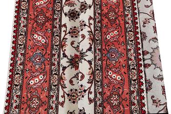 A rug, Tabriz, part silk, 50 Raj, 207 x 152 cm.