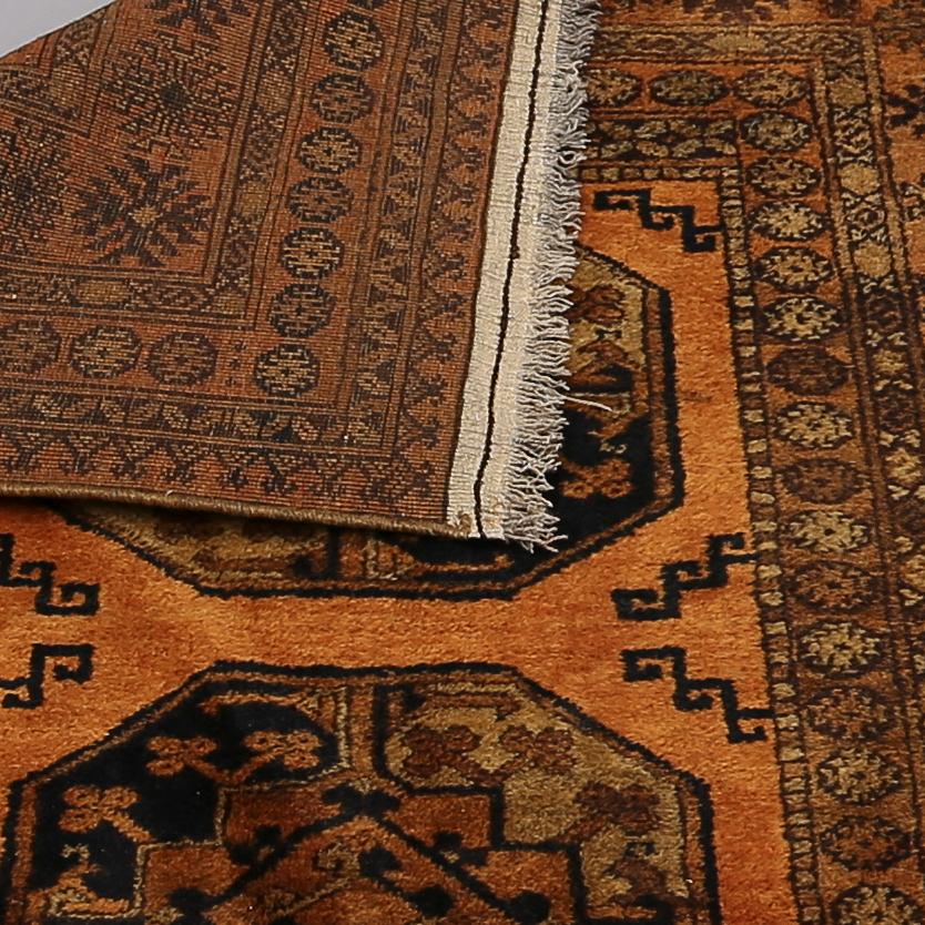 MATTA, guldafghan. Ca 205 x 130 cm.