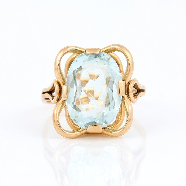 RING, 18K guld med ovalslipad akvamarin, stämplad WKn, Göteborg, troligen mitt 1900-tals. Vikt ca 5,02 g.