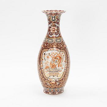 A porcelain urn, Japan, 20th century.