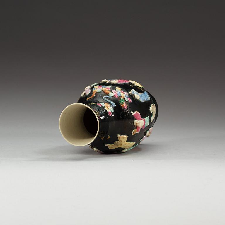 VAS, porslin. Qing dynastin, 1800-tal.
