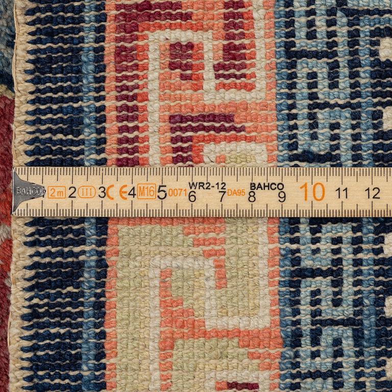 A Chinese rug, semi-antique/antique, 129 x 67 cm.