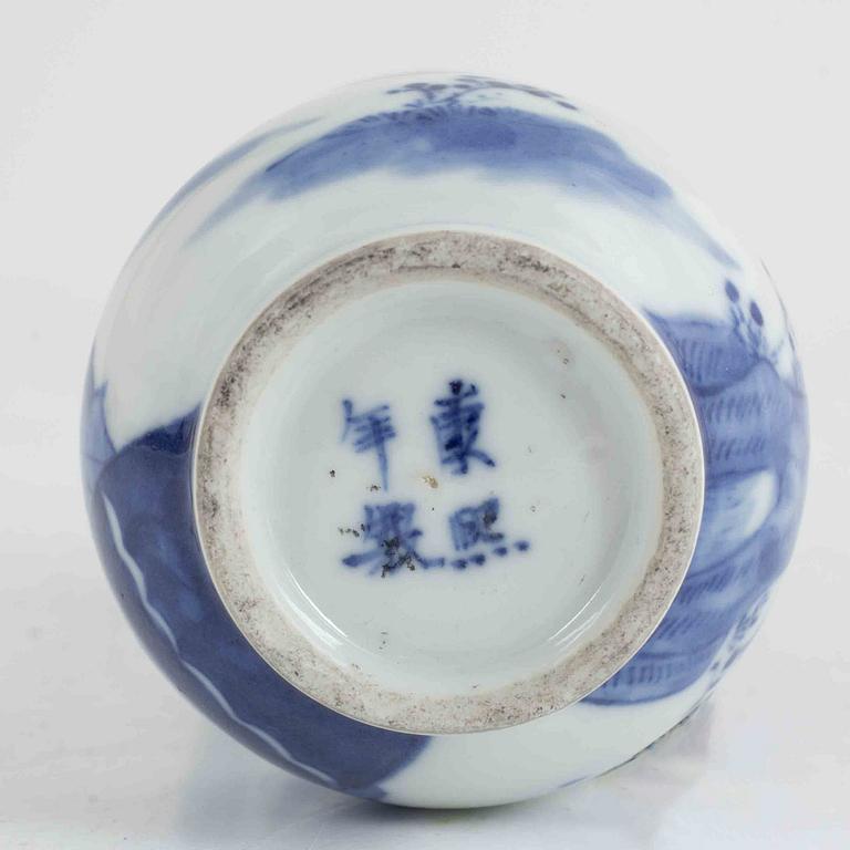 A blue and white porcelain vase, China, late Qing dynasty.