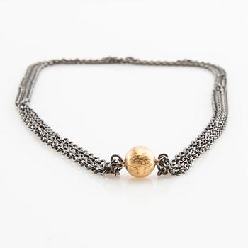 Ole Lynggaard, lås 18K guld med kedja i oxiderad silver.