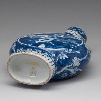 A blue and white moon flask, Qingdynasty, 19th Century.