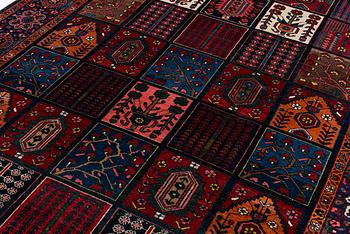 Carpet, Bakhtiari. approx. 333 x 210 cm.