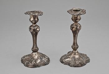 LJUSSTAKAR, ett par, silver, nyrokoko, Otto Lindeberg, 1867. Tot vikt ca 382g.