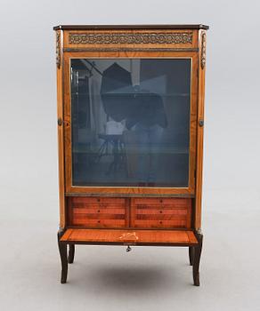 VITRINSKÅP, 1900-talets mitt.