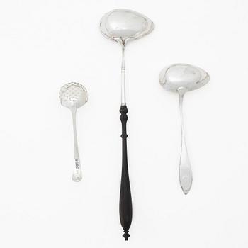 Soppslev, såssked samt strösked, silver, Sverige och England omkring år 1800.