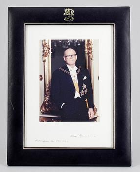 PRESIDENTFOTOGRAFI, Urho Kekkonen av Finland. Egenhändigt sign o dat Helsingfors 1974.