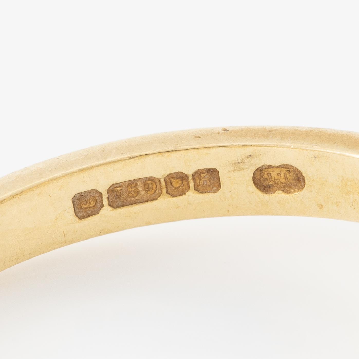 Ring 18K gold with princess-cut diamond.