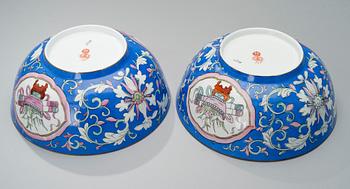 A PAIR OF BOWLS, porcelain, Russia, Gardner late 19th century.