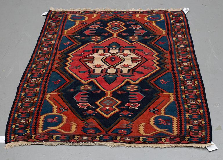 MATTO, a kilim, a Bidjar, ca 160 x 104,5-113 cm.