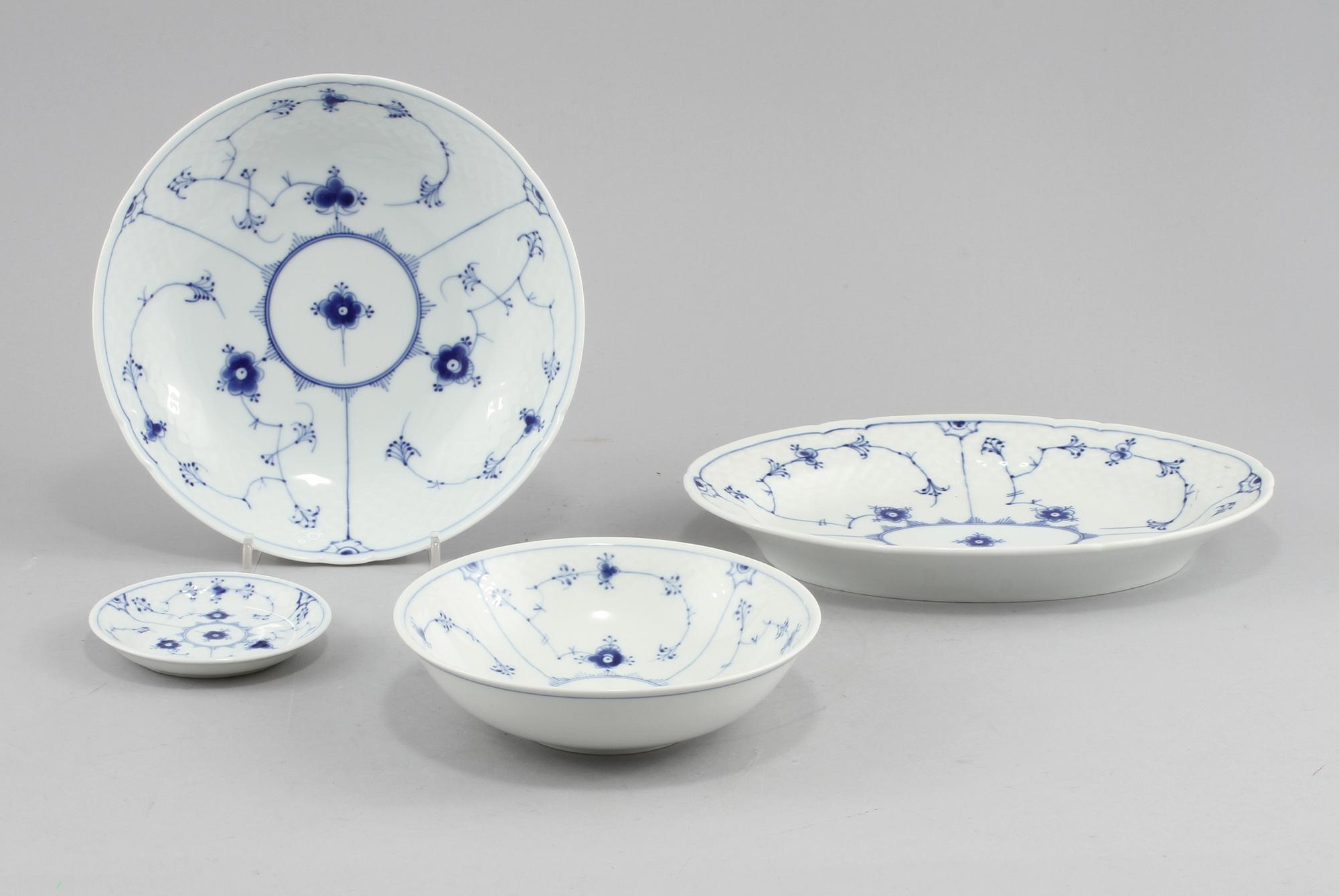 SERVISDELAR, 37 st, porslin, "Musselmalet", Bing & Gröndahl, 1900-talets andra hälft.
