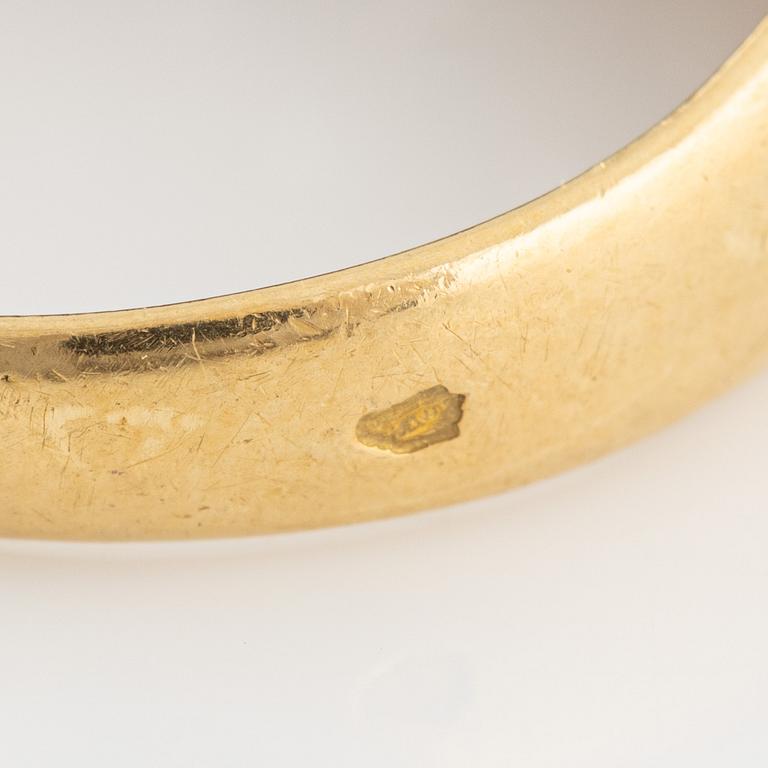 Brilliant cut diamond ring.