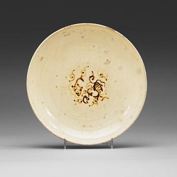 66. A crem glazed Citzhou dish, Yuan/Ming dynasty (960-1279).