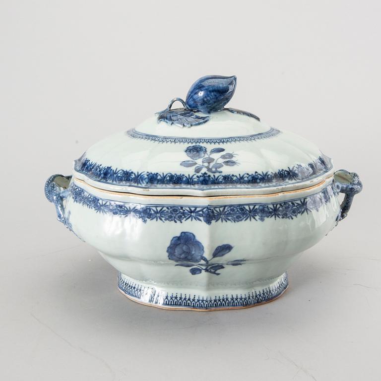 TERRIN med LOCK och FAT, porslin, Kina, omkring 1800.