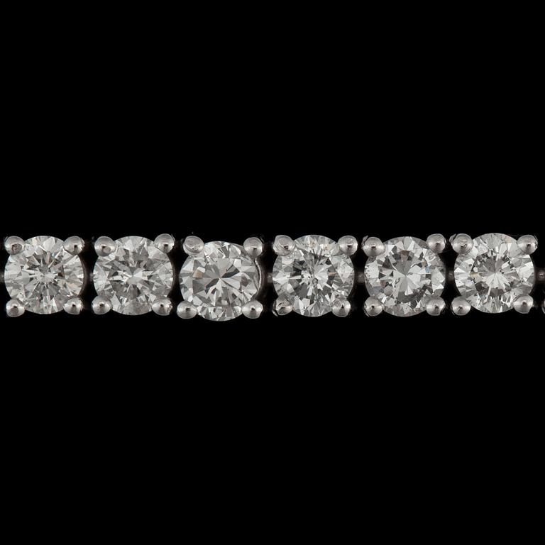 ARMBAND 18k vitguld med briljantslipade diamanter totalt 6.65 ct. Vikt 14,3 g.