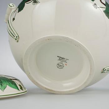 TERRIN med LOCK, porslin, "Napoleon Ivy", Wedgwood, 1900-talets andra hälft.
