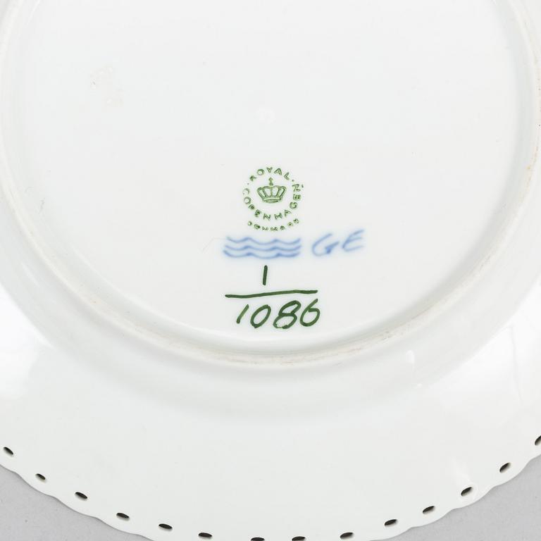 17 parts of the porcelain dining service 'Musselmalet' from Royal Copenhagen.