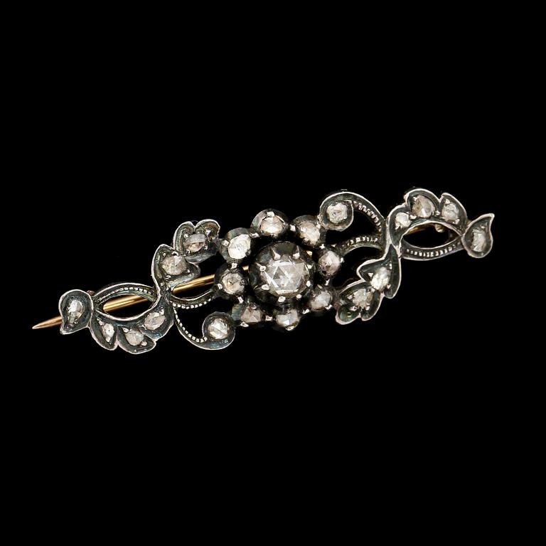 BROSCH, 18k guld samt silver med rosenslipade diamanter och små diamanter, 1800-tal. Vikt 6 g.