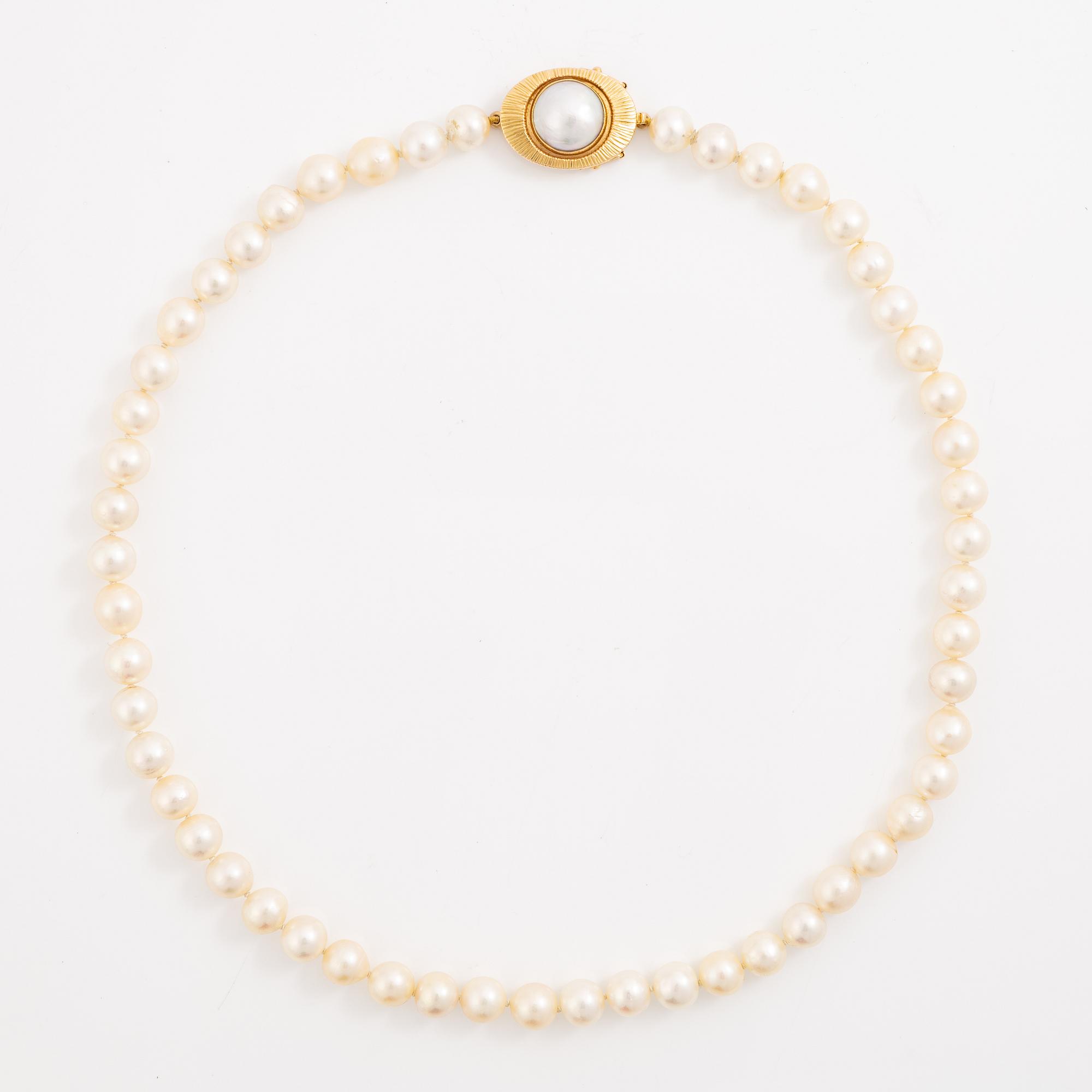 Necklace of cultured pearls with a cultured mabé pearl clasp in 18K gold.