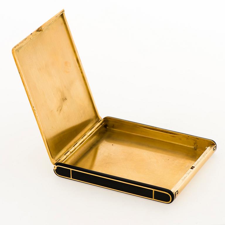 A Cartier Art Deco cigarett case in 18K gold with black enamel. dimensions 8 X 9.8 cm, weight 181 g. Signed Cartier, numbe...