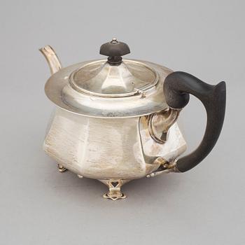 TEKANNA, silver, Charles Clement Pilling, London, 1912. Vikt ca 702g.