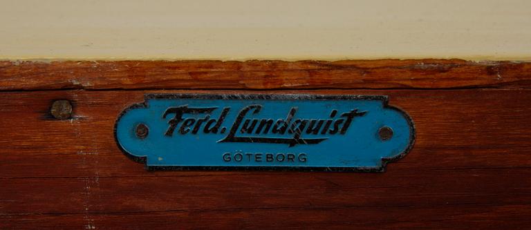 BYRÅ, 1900-talets mitt, brickmärkt "Ferdinand Lundquist".