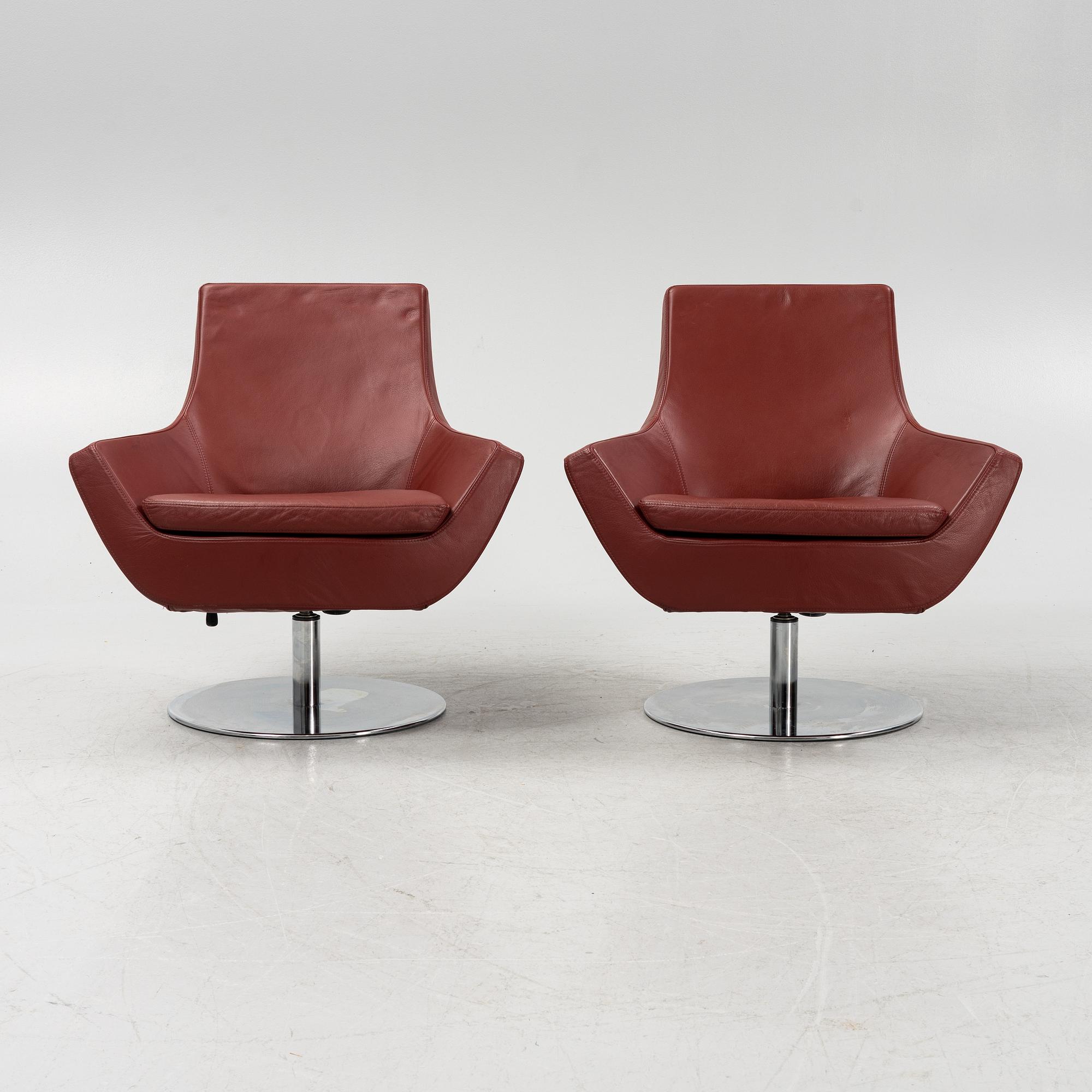A 21 st Century pair och leather upholstered 'Happy Swing' lounge chairs by Roger Persson for Swedese.
