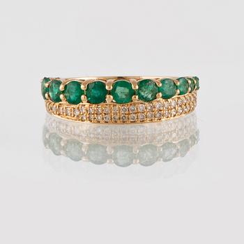 RING, 18K guld med briljantslipade diamanter ca 0.23 ct samt fasettslipade smaragder ca 1.13 ct. Vikt 3,7 gram.