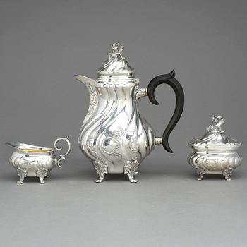 KAFFESERVIS, 3 delar, rokokostil, silver, CG Hallberg, 1948-1957, Totalvikt 827 gram. (inkl. kannans handtag).