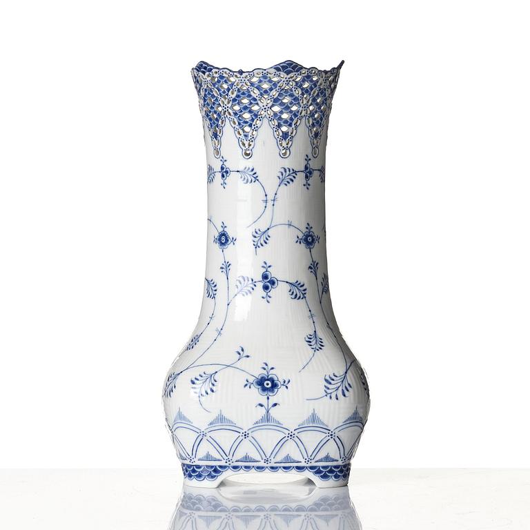 Vas, porslin. Royal Copenhagen, "Musselmalet helblond", Danmark, 1898-1923.