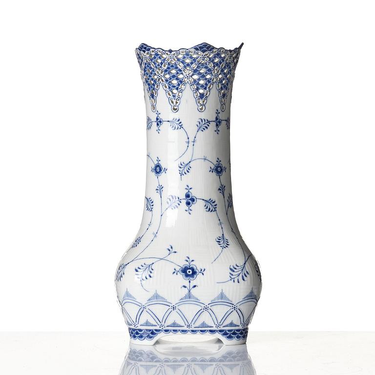 A Royal Copenhagen 'Musselmalet' / 'blue fluted full lace' vase, Denmark, 1898-1923.