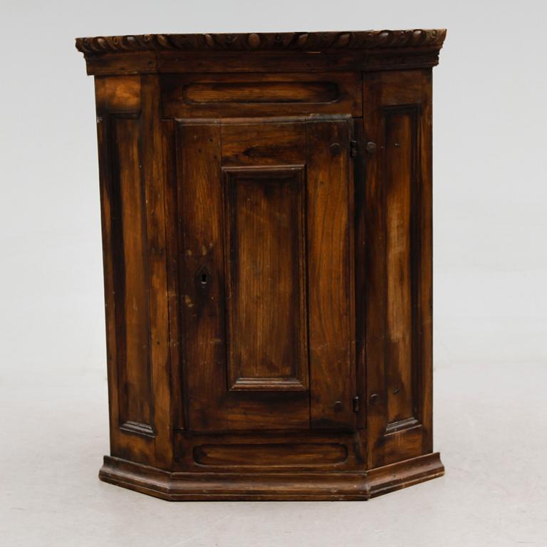HÖRNSKÅP, allmoge, 1700-/1800-tal.