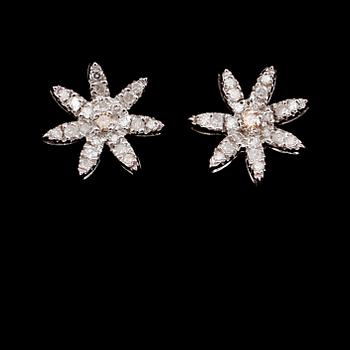 ÖRHÄNGEN, 1 par, 14 k vitguld, briljantslipade diamanter tot ca 0.50 ct.