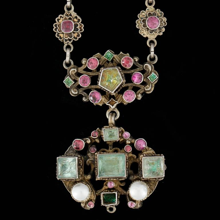 COLLIER, silver med färgade stenar, renässansstil, tidigt 1900-tal. Vikt 54g.