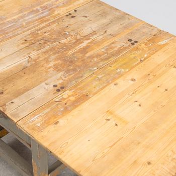 A 20th Century gate leg table.