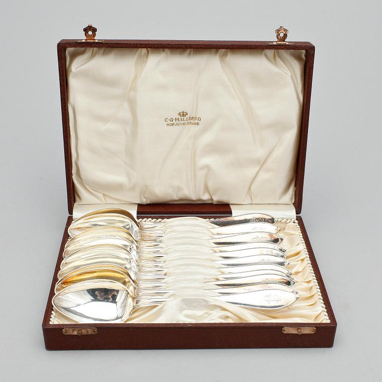 BORDSSKEDAR, 12 st, silver, C. G. Hallberg, Stockholm 1930. Total vikt ca 468 gram.