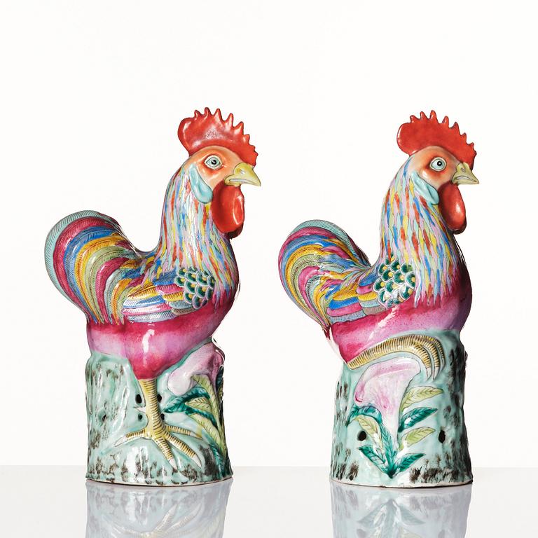 A pair of famille rose roosters, Qing dynasty (1644-1912).